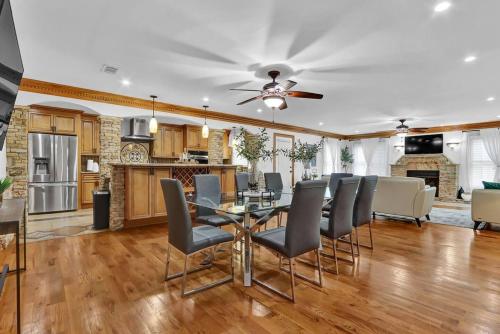 Big 6BR,4BA Home w 10-Car Parking for CrewsGrps in Brookhaven