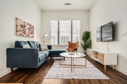 Boulevard Stays Walk to Downtown 1BR SoCo Pool Parking Gym 02