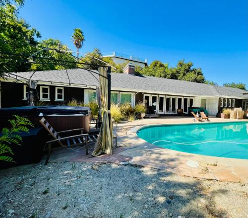 Private Room View Pool Big Estate Oasis Extra Fee 4 Guest Clea-ning Pet WOMEN ONLY in Encino