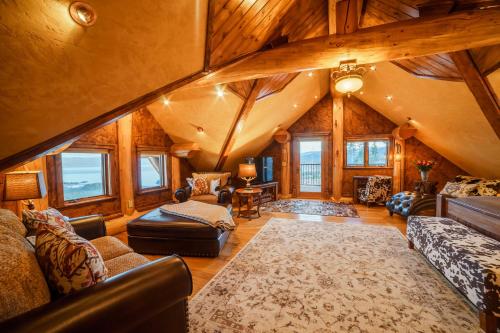 Coyote Bluff Estate — Main Photo