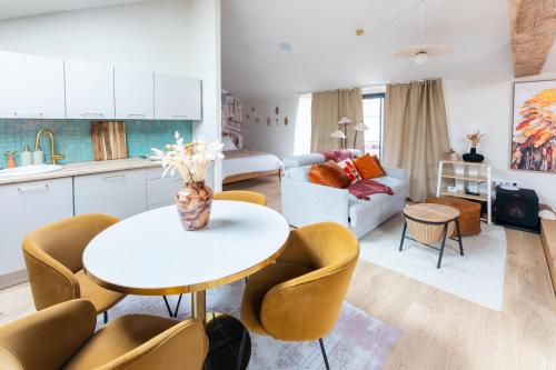 Loft d'architecte jacuzzi, cinema et filet habitation in Monnieres