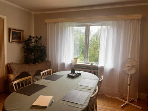 Solhuset intill ån (Solhuset intill an) in อลิงก์โซส