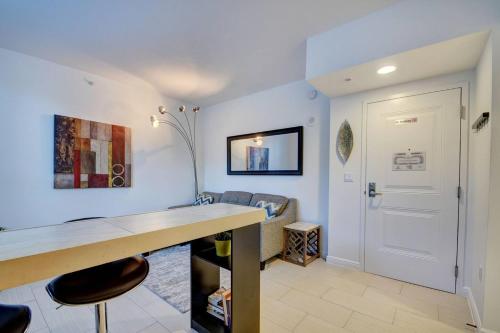 One Bedroom In Amazing Condobeach Pass Included! in Boynton Beach, USA