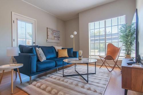 Boulevard Stays Quiet 1BR King Suite Pool Gym Parking 01