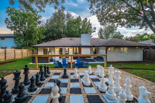 Hot Tub, Firepit & Giant Chess at Austin Hideaway - Austin