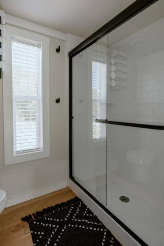 Modern Cabin - Gated Community - Woodland Views - Maple Cabin - image 11