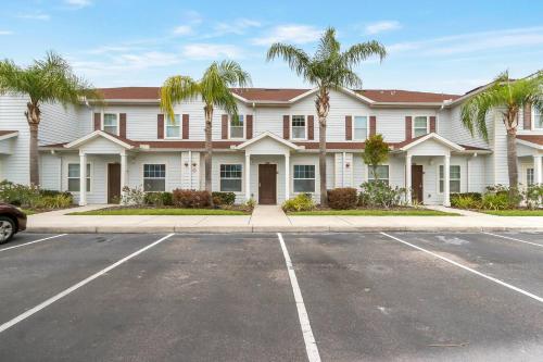 Amazing Townhouse In Gated Community 10 To Disney! in Kissimmee, USA
