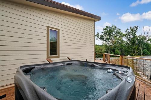 Hummingbird Splash in Cosby (TN)