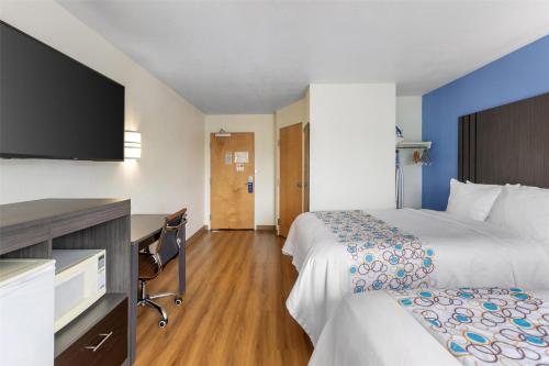 2 queen beds, 1 sofa bed