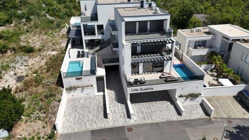 Luxurious Sea-view 3BR Apartment with Private Pool-Villa Quadris-Crikvenica – khách sạn tại Sopaljska