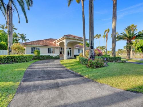 Casa Fina Miami Near Beaches in Kendale Lakes