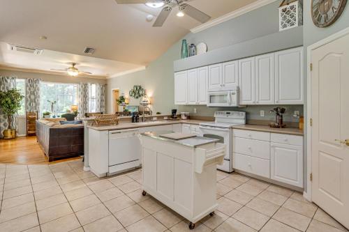 Forested Wimauma Retreat 2 Mi to State Park! in Sun City Center (FL)