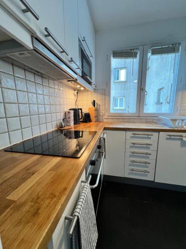 Kitchen, Spacious 2BR Balcony and AC in Charenton-le-Pont