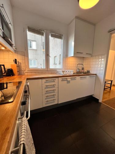 Kitchen, Spacious 2BR Balcony and AC in Charenton-le-Pont