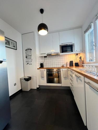 Spacious 2BR Balcony and AC in Charenton-le-Pont