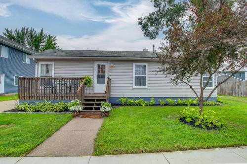 Home Near Kinnick, UI Health and Amish Country