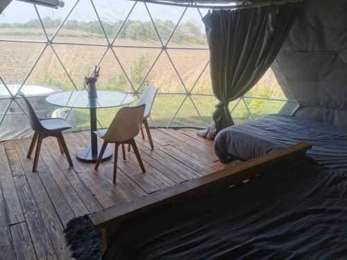 Lookout Domes for Groups upto 12, Hot tub gîte à louer Snelland