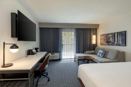 Courtyard by Marriott North Charleston Airport Coliseum - image 2