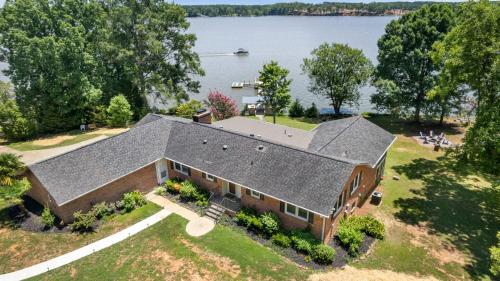 Viesnīcas āriene, Scenic Lakehouse Getaway with Private Dock, Hot Tub, Fire Pit & Indoor Entertainment A Winter Paradi in Fort Lawn (SC)