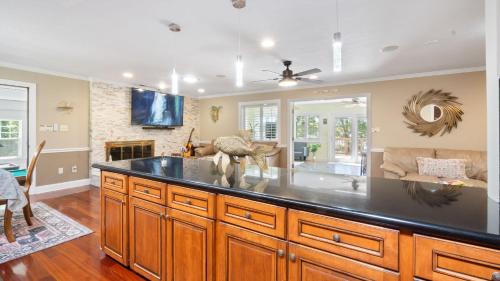 Scenic Lakehouse Getaway with Private Dock, Hot Tub, Fire Pit & Indoor Entertainment A Winter Paradi in Fort Lawn (SC)
