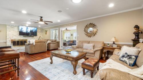 Scenic Lakehouse Getaway with Private Dock, Hot Tub, Fire Pit & Indoor Entertainment A Winter Paradi in Fort Lawn (SC)