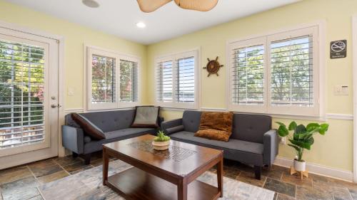 Scenic Lakehouse Getaway with Private Dock, Hot Tub, Fire Pit & Indoor Entertainment A Winter Paradi in Fort Lawn (SC)