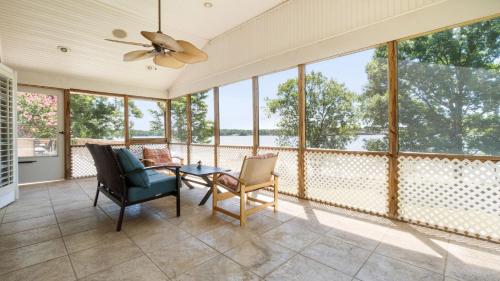 Scenic Lakehouse Getaway with Private Dock, Hot Tub, Fire Pit & Indoor Entertainment A Winter Paradi in Fort Lawn (SC)