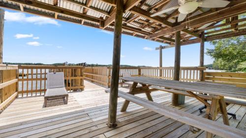 Scenic Lakehouse Getaway with Private Dock, Hot Tub, Fire Pit & Indoor Entertainment A Winter Paradi in Fort Lawn (SC)