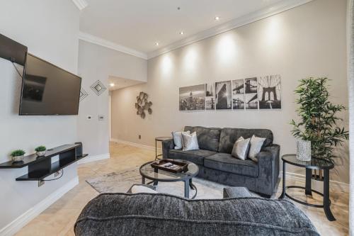 Fabulous Penthouse Apartment LAS VEGAS Strip view with resort amenities! 5 min walk to main attractions! ONLY LONG TERM RENTALS min 30 nights!, Las Vegas (photo 6)