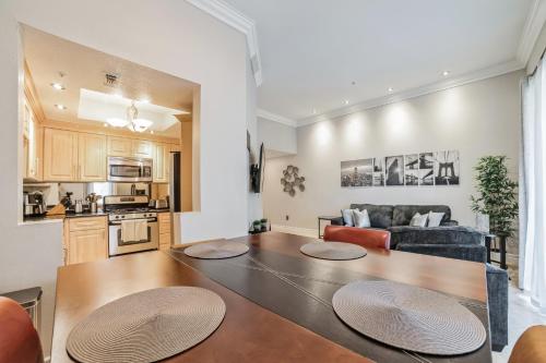 Fabulous Penthouse Apartment LAS VEGAS Strip view with resort amenities! 5 min walk to main attractions! ONLY LONG TERM RENTALS min 30 nights!, Las Vegas (photo 10)