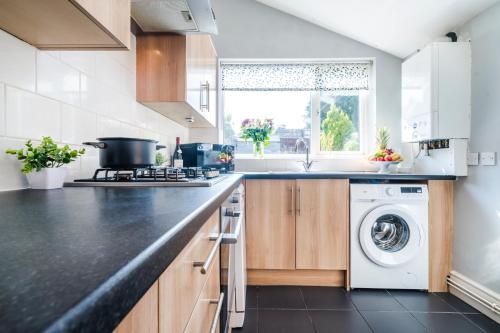 Cosy 4-Bed - Sleeps 7 Garden, Birmingham (foto 7)