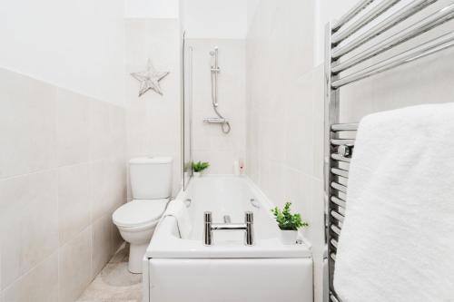 Cosy 4-Bed - Sleeps 7 Garden, Birmingham (foto 9)