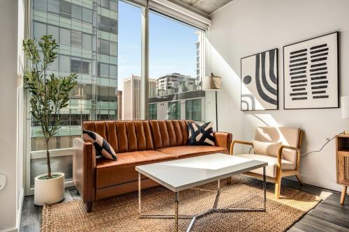 Boulevard Stays Luxe Downtown Studio Pool Gym & Garage