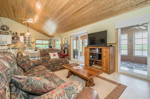 Waterfront w sauna, hot tub and boat slip in Miller Lake (ON)