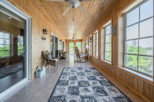 Waterfront w sauna, hot tub and boat slip in Miller Lake (ON)