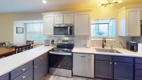Beautiful Condo, Steps from Table Rock Lake & SDC, Branson