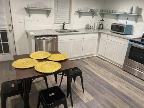 3 bed 2 bath Renovated Home Near the Lake - image 10