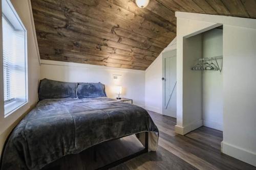 3 bed 2 bath Renovated Home Near the Lake - image 14