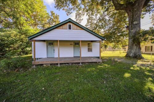 3 bed 2 bath Renovated Home Near the Lake - image 12