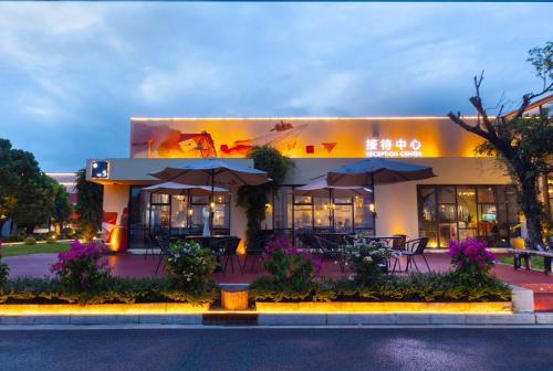 Ramadaencore By Wyndham Shanghai Pud ong Airport -Provide free 24hour shuttle bus service for airport pick-up and drop-off at Pud ong Airport, Shanghái (foto 8)