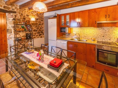 Konyha, Poolside Family Getaway in Cassa de la Selva