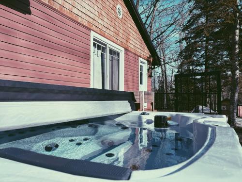Classic-Country Getaway w Hot Tub and EV Charger in Stokes Bay (ON)