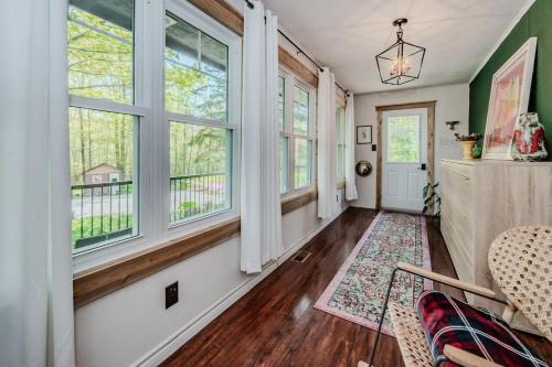 Classic-Country Getaway w Hot Tub and EV Charger in Stokes Bay (ON)