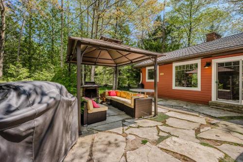 Classic-Country Getaway w Hot Tub and EV Charger in Stokes Bay (ON)
