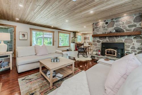 Classic-Country Getaway w Hot Tub and EV Charger in Stokes Bay (ON)