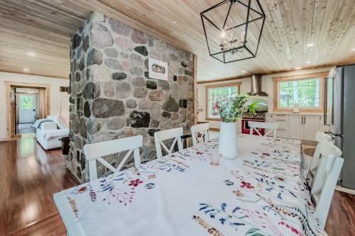Classic-Country Getaway w Hot Tub and EV Charger in Stokes Bay (ON)