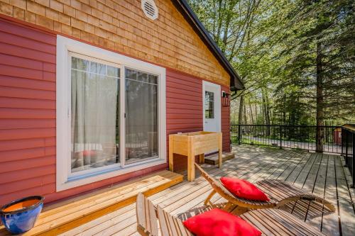Classic-Country Getaway w Hot Tub and EV Charger in Stokes Bay (ON)