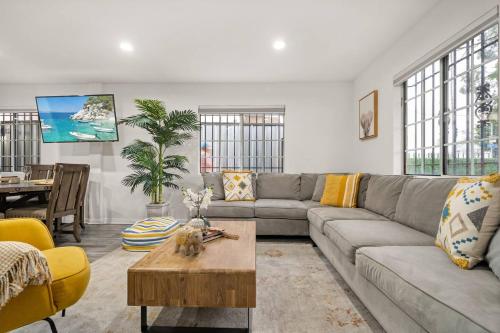 Casa Avalon - Your December Escape! Low Fees! in Los Angeles, USA