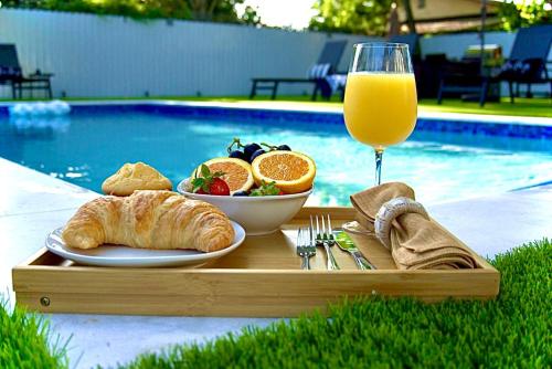 CasaMia Only 10 min to Wynwood with New Pool, Bikes, Parking and Privacy