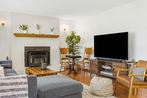 Bloomridge Ranch Mountain Views Modern in Leicester, USA